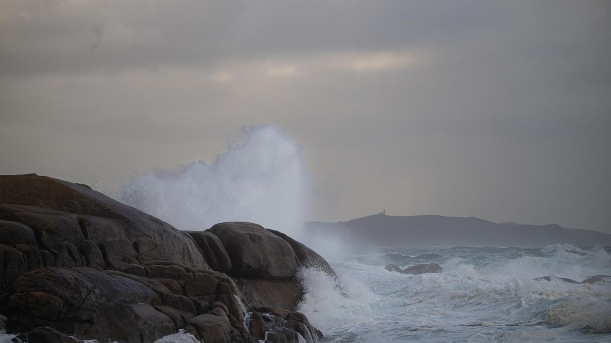 Archivo - El mar con olas por el temporal, a 5 de noviembre de 2023, en O Grove, Pontevedra, Galicia (España).