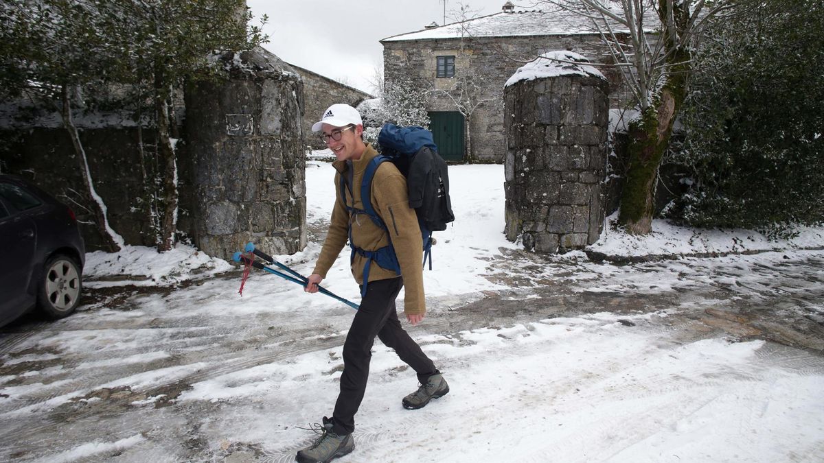 Archivo - Un peregrino camina por la nieve en O Cebreiro.