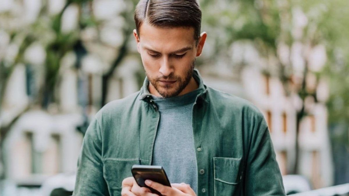 Archivo - Una persona utiliza un teléfono móvil