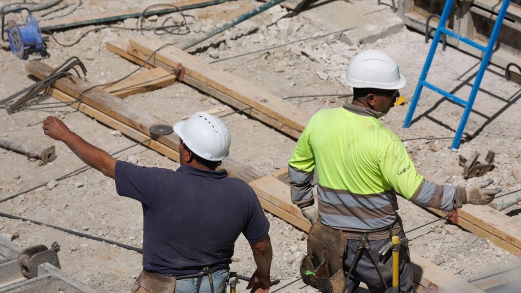 Archivo - Dos obreros durante la construcción de una obra