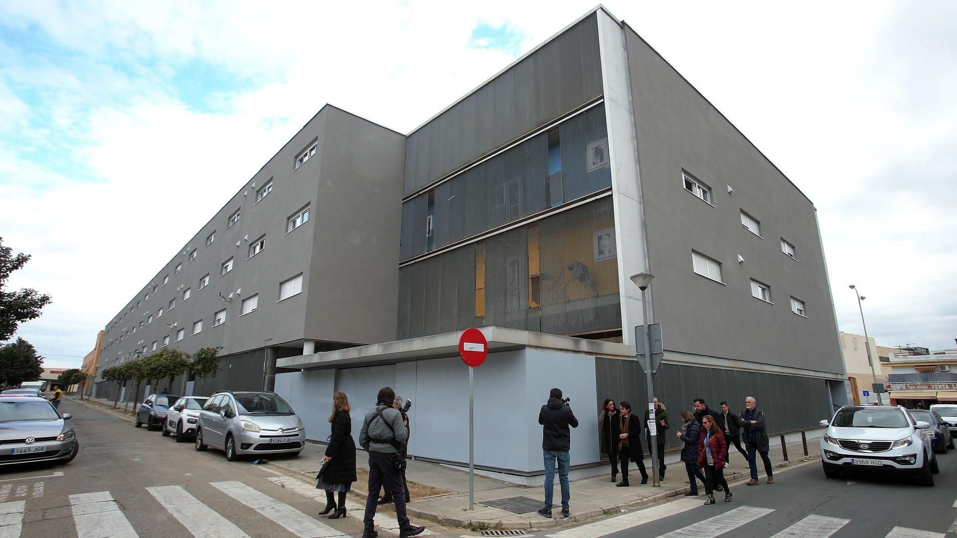 Archivo - Edificio remozado tras la realización de obras de rehabilitación energética, en la calle Cazón de Sevilla.