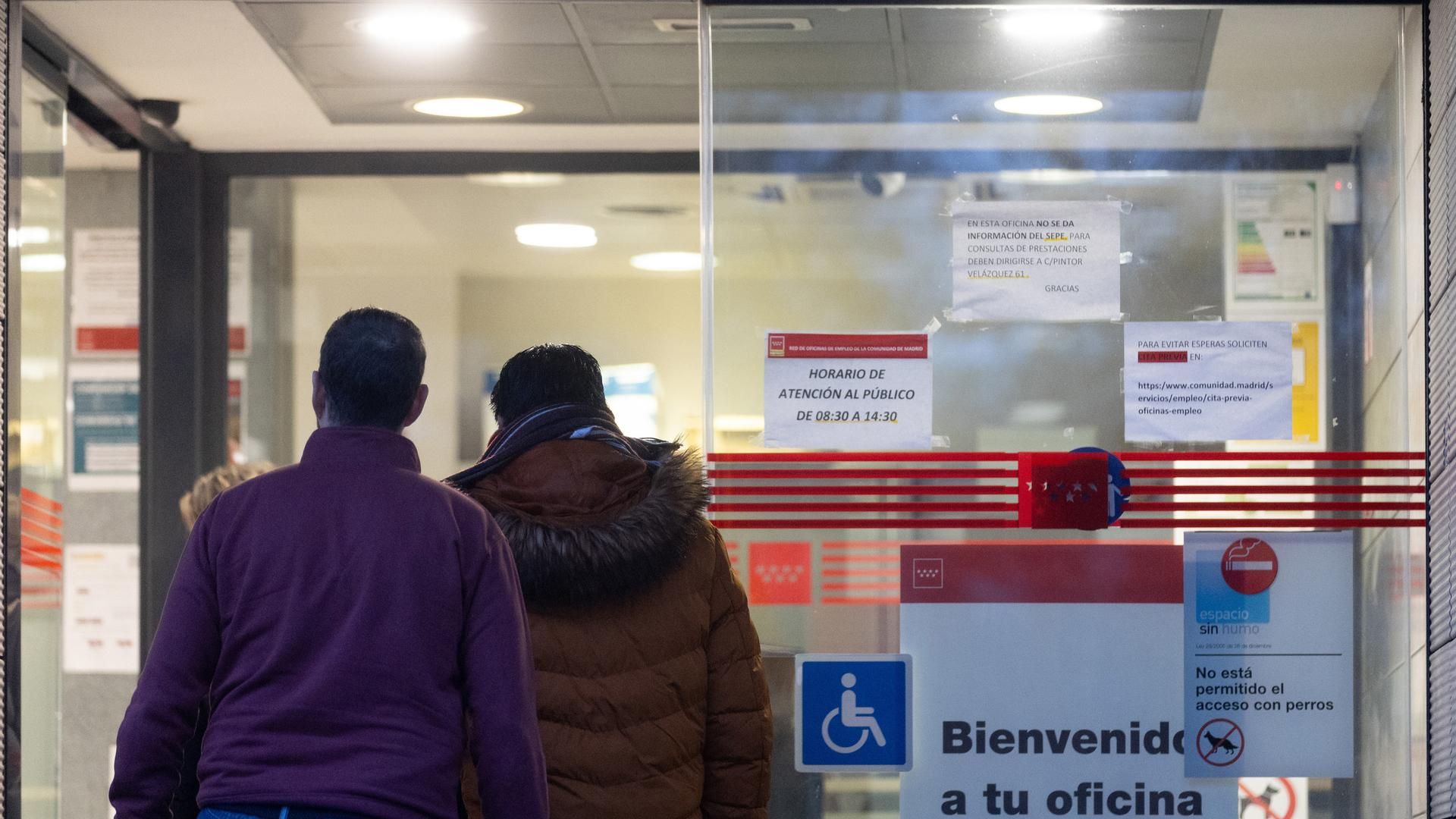 Varias personas entran en una oficina del SEPE de Móstoles, a 3 de enero de 2023, en Móstoles, Madrid (España).