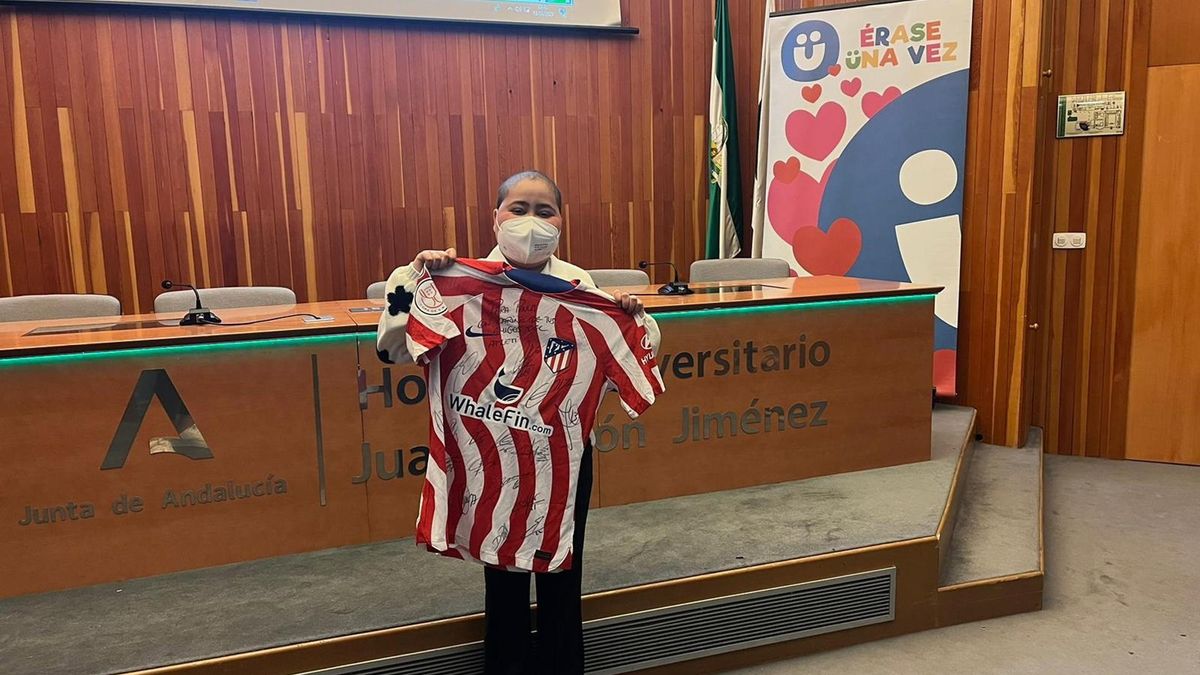 La pequeña Paula con su camiseta firmada por los jugadores del Atlético de Madrid.