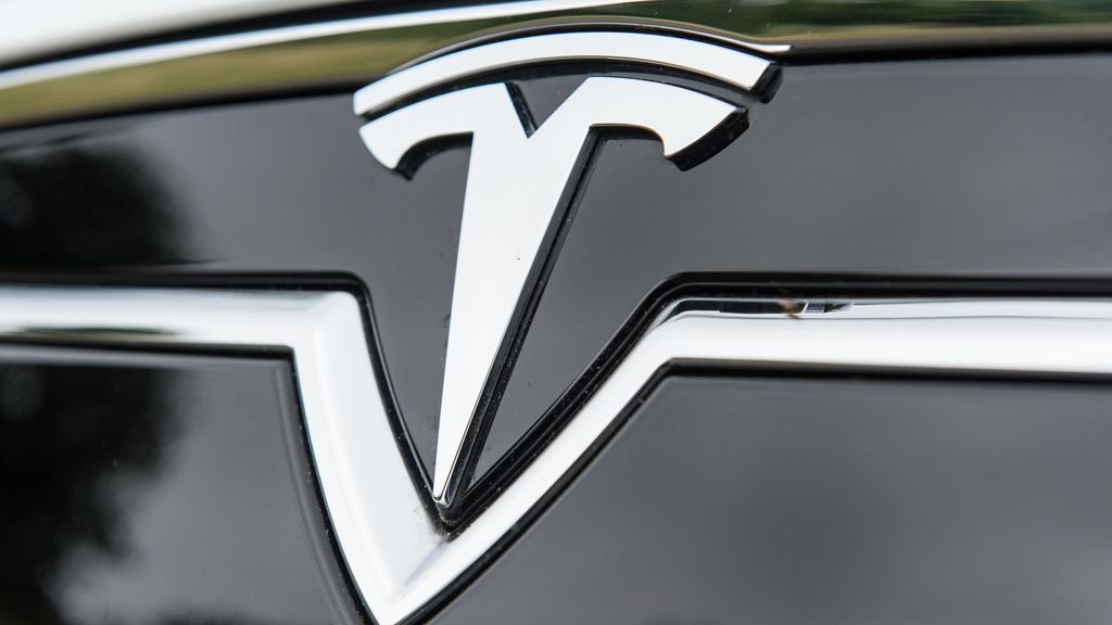 Archivo - FILED - 16 June 2015, Ebringen: The logo of Tesla electric vehicle company is pictured on an S model vehicle. Photo: Patrick Seeger/Deutsche Presse-Agentur GmbH/dpa
