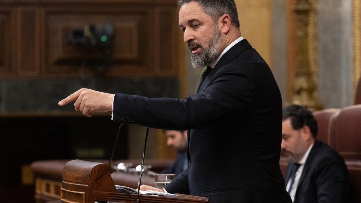 El líder de VOX, Santiago Abascal, interviene durante un pleno en el Congreso de los Diputados, a 20 de diciembre de 2023, en Madrid (España). Durante la sesión de control, el presidente del Gobierno, responde a preguntas del líder del PP, y de la portavo