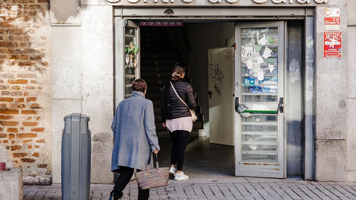 Dos personas entran al Centro de Salud.