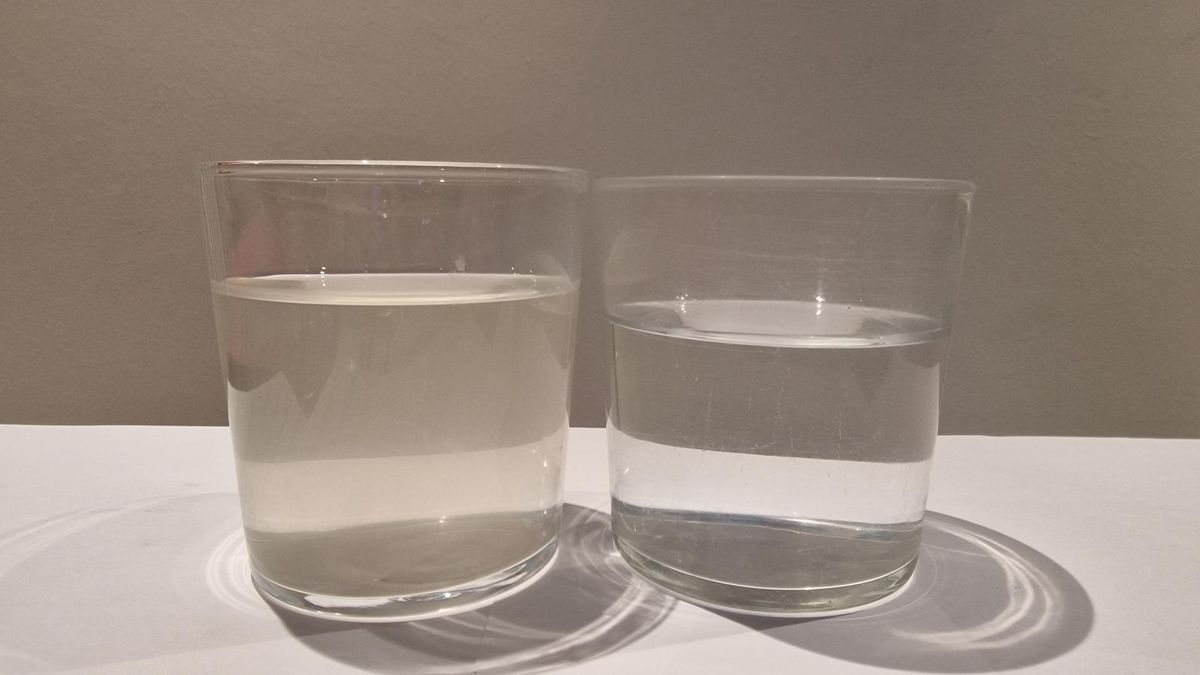 Imagen de un vaso con agua del gripo turbia y otro vaso con agua embotellada.