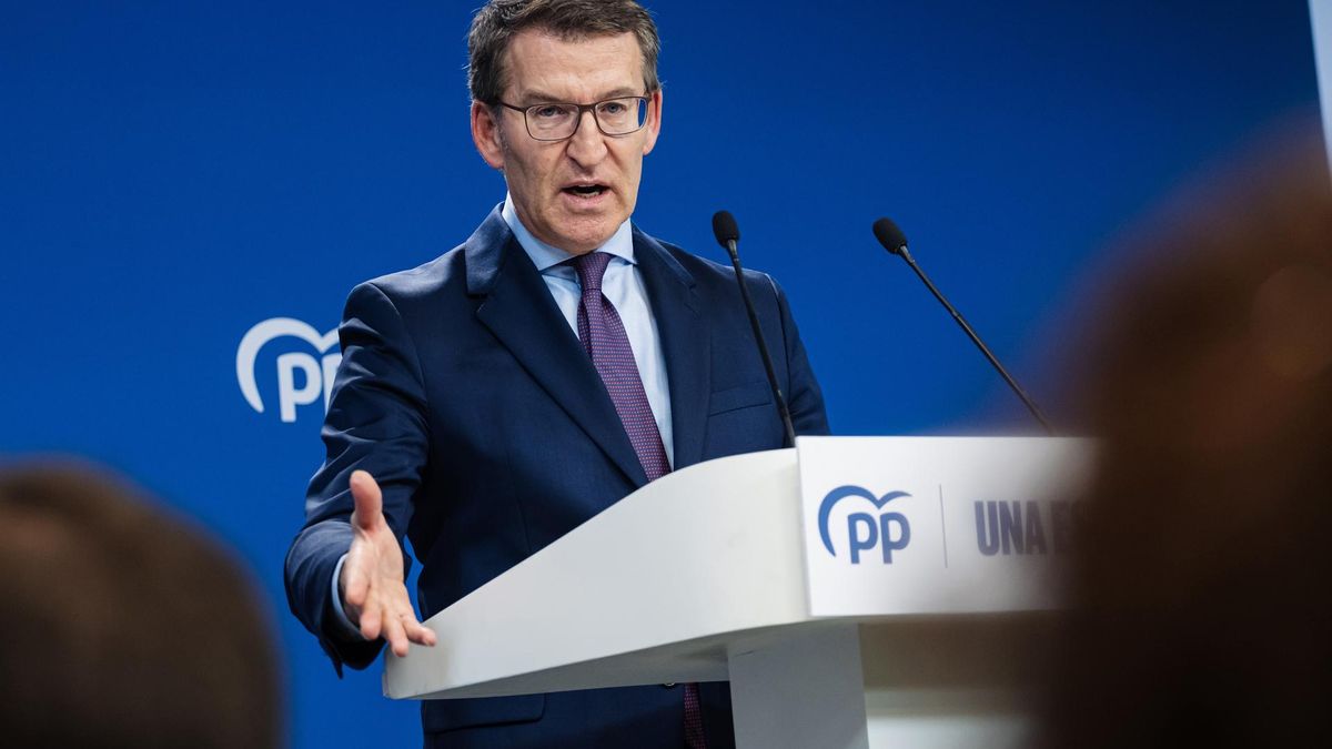 El líder del PP, Alberto Núñez Feijóo, durante una rueda de prensa, en la sede del partido en la calle Génova, a 11 de enero de 2024, en Madrid (España). Durante la comparecencia, Feijóo ha anunciado que realizarán ‘una ofensiva sin cuartel’ contra los ac