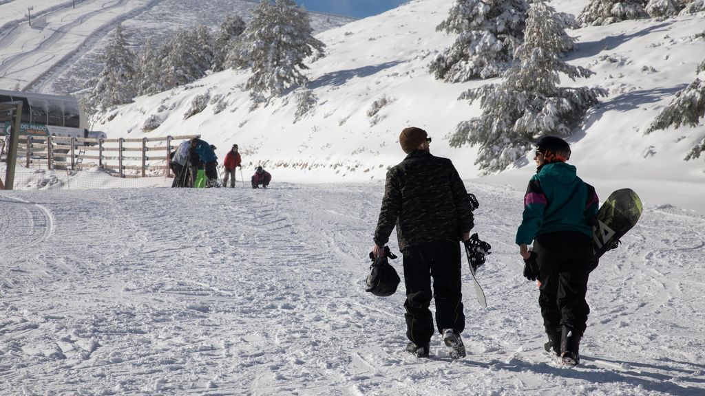 Varias personas en la estación de esquí de Valdesquí, a 11 de enero de 2024, en Rascafría, Madrid (España).