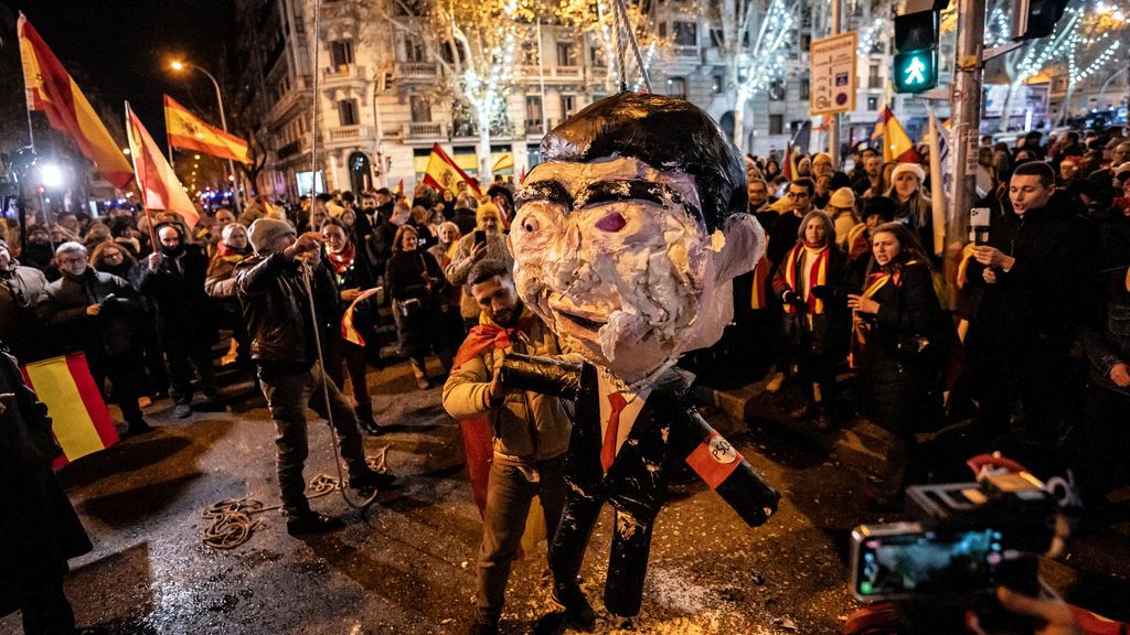 Decenas de personas celebran la entrada del año nuevo en la calle Ferraz, a 1 de enero de 2024, en Madrid (España). Revuelta, la organización juvenil de la órbita de Vox convocante de las concentraciones en Ferraz, ha llamado a tomar las uvas esta Nochevi