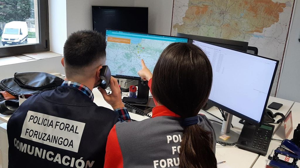 Agentes de Policía Foral recopilando información del caso