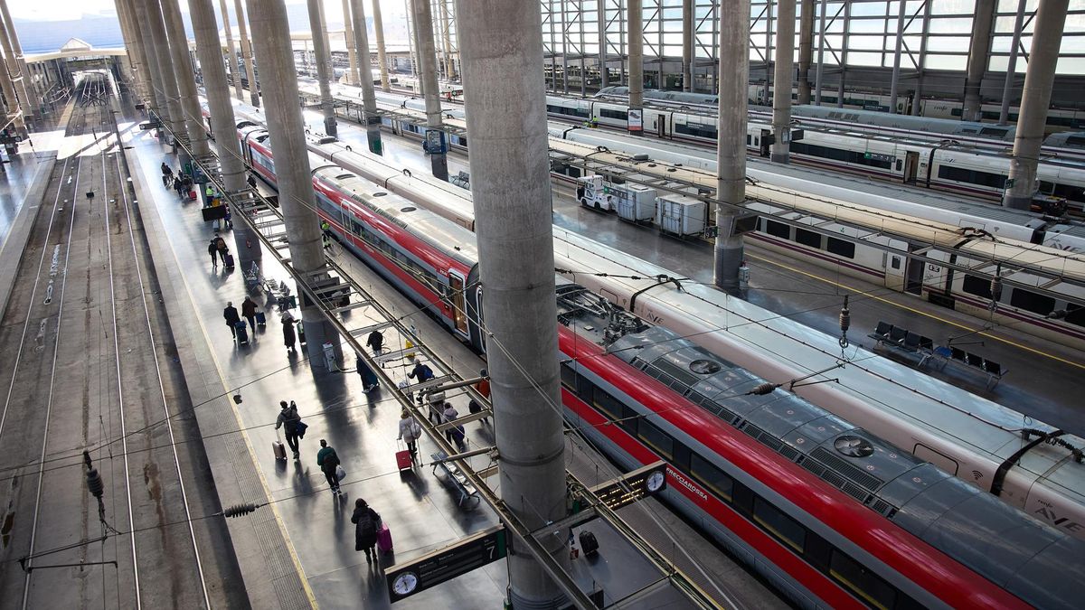 Decenas de personas en un andén de la estación de Puerta de Atocha-Almudena Grandes