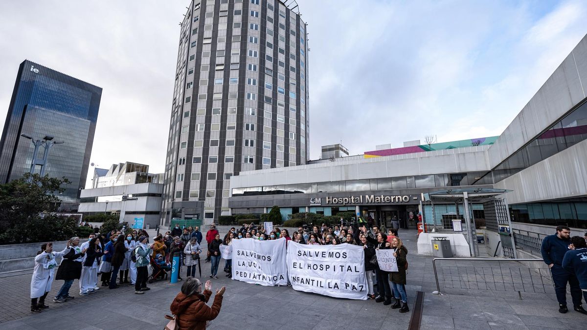 Manifestantes sujetan pancartas durante una protesta tras el cierre de la UCI pediátrica del Hospital Universitario La Paz, a 18 de enero de 2024, en Madrid (España). Los facultativos de la Unidad de Cuidados Intensivos (UCI) Pediátrica del Hospital Mater