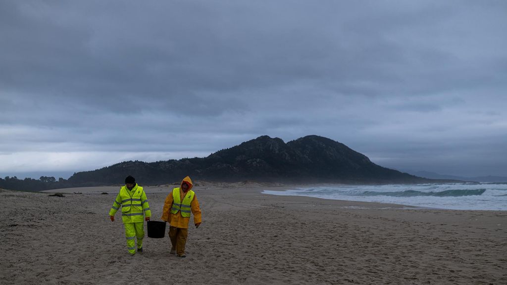 Recogen más de 3.400 kilos de pellets de las costas gallegas