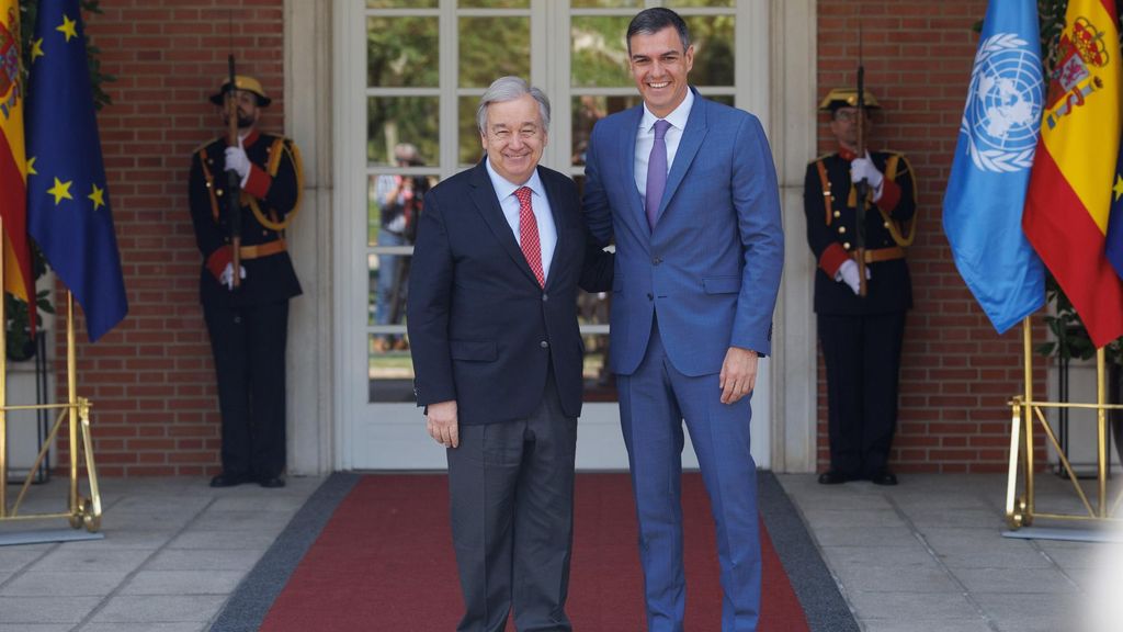 Archivo - El presidente del Gobierno, Pedro Sánchez (d), recibe al secretario general de Naciones Unidas, António Guterres (i), en el Palacio de la Moncloa, a 8 de mayo de 2023, en Madrid (España).