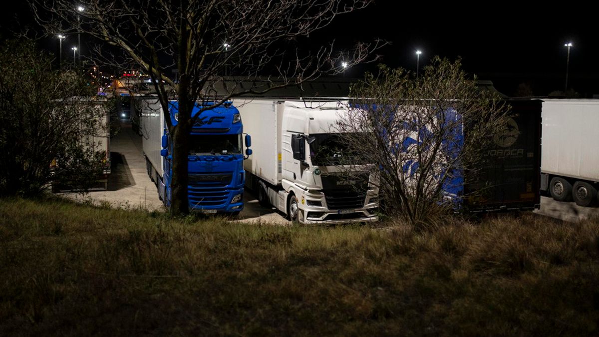 Varios camiones en la autopista AP-7 cortada a la altura de La Jonquera por la protesta de los agricultores franceses, a 26 de enero de 2024, en Girona, Catalunya (España).Hay hasta 400 kilómetros de la autopista que une la Junquera con Lyon (Francia) cor