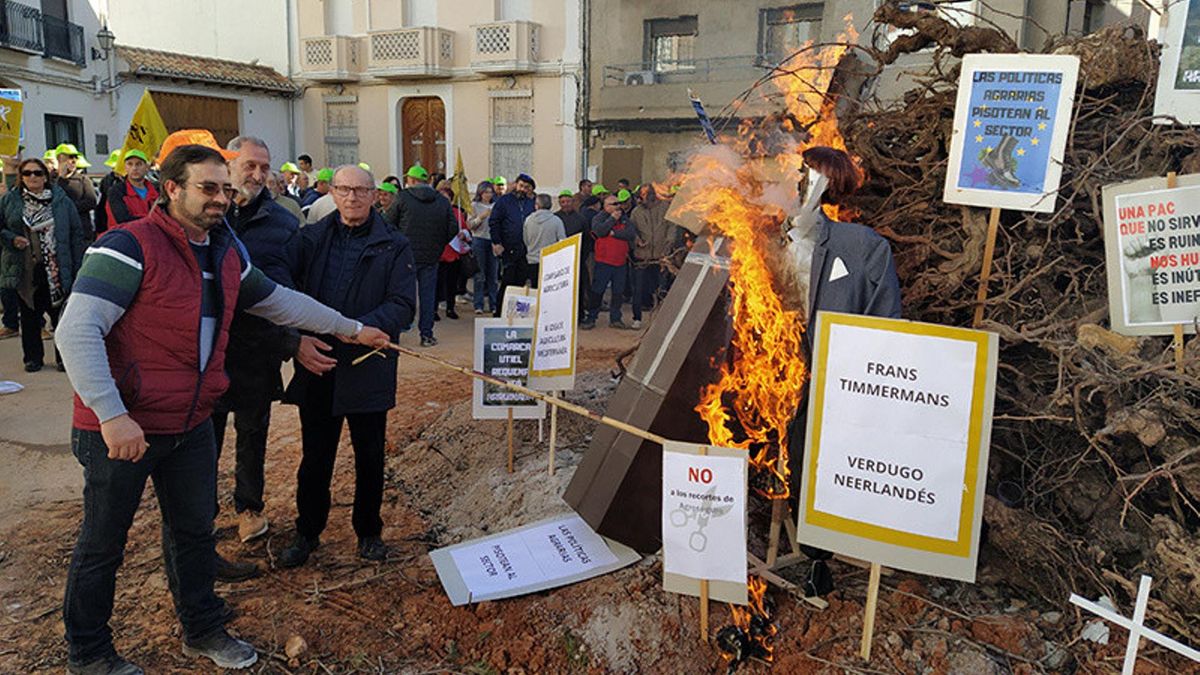 'Hoguera del vino'  de agricultores valencianos contra las políticas europeas