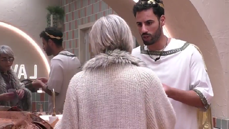 Asraf consuela a Ana María