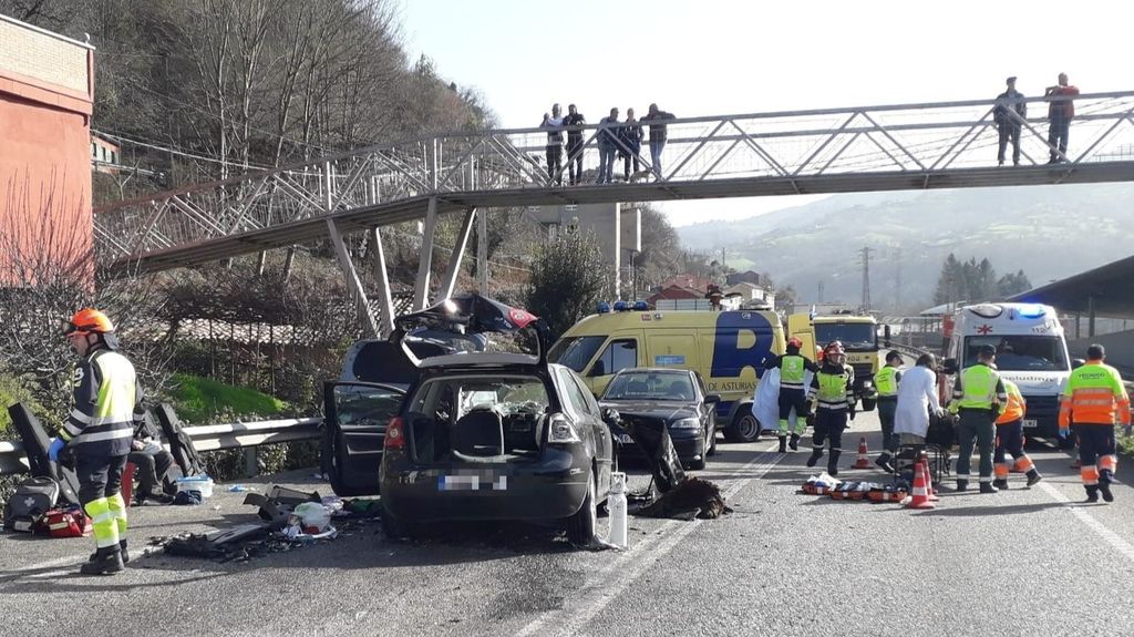 Dos fallecidos y cuatro heridos en la colisión frontal de dos turismos en Langreo