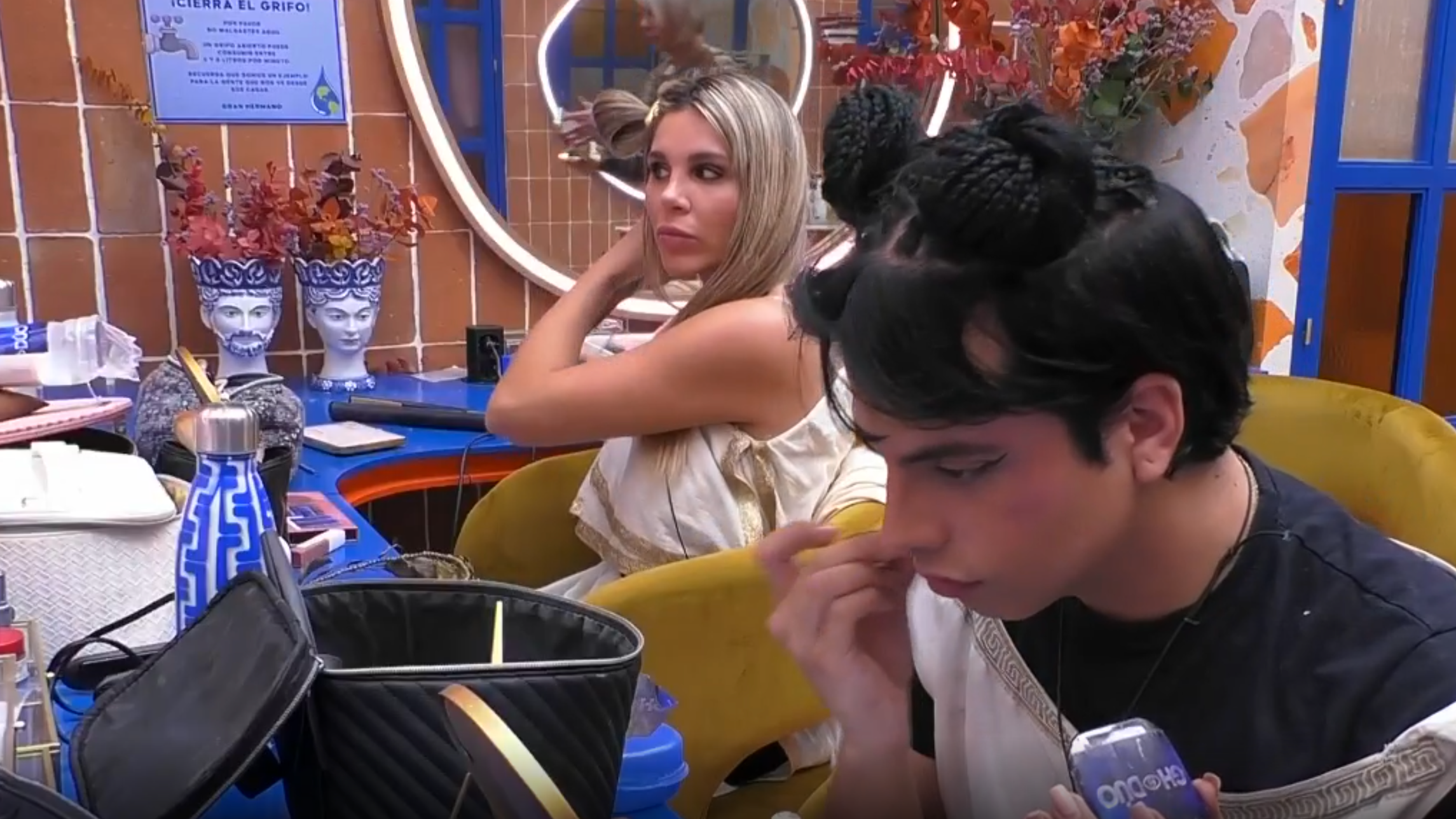 Ivana y Keroseno se arreglan en el baño