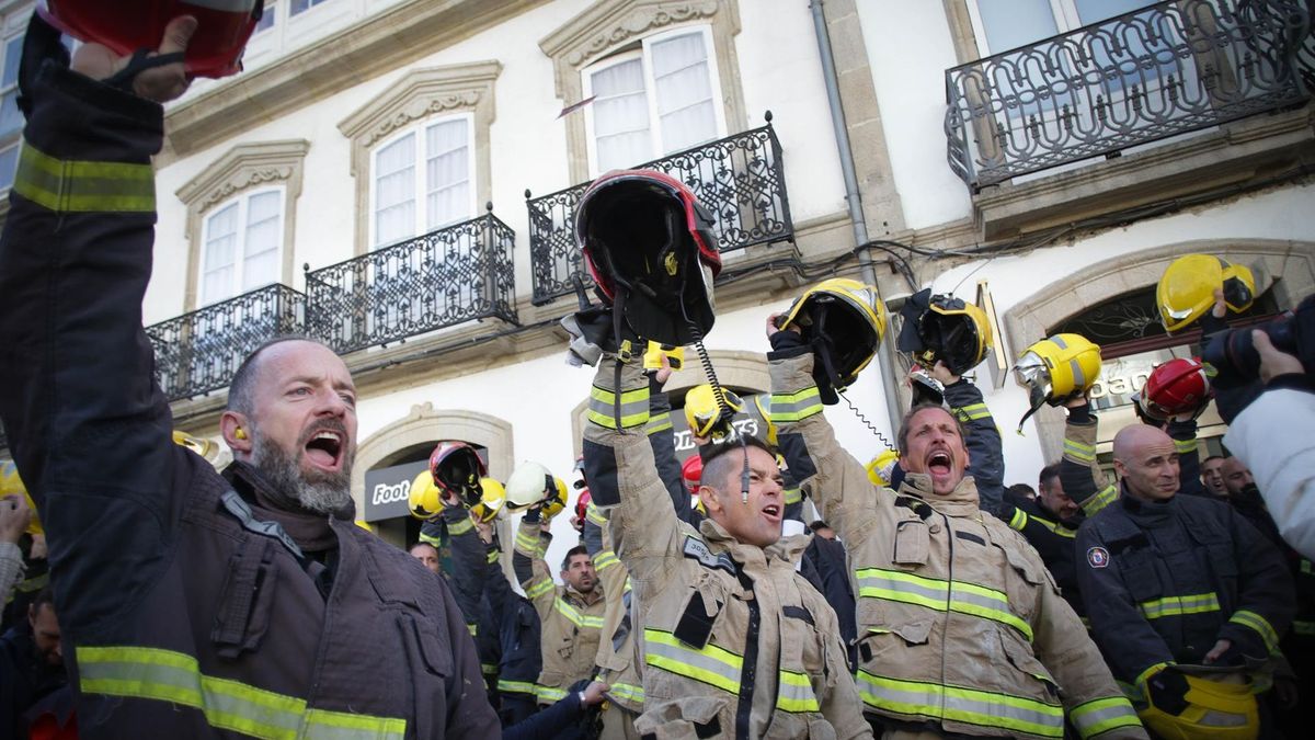 Los bomberos han protagonizado diversas protestas ante las sedes de las diputaciones y Xunta