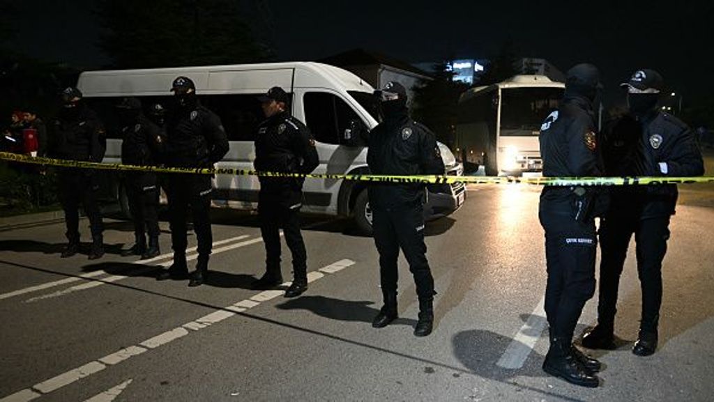 Policías turcos mantienen el cerco a los secuestradores en una fábrica en las afueras de Estambul