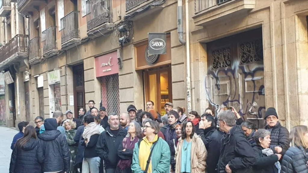 Protestas frente al edificio afectado por el desahucio@