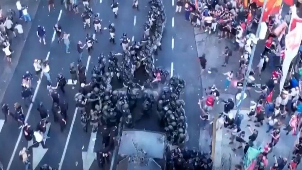 Choque frente al Congreso de Argentina en las protestas contra la Ley Ómnibus de Milei