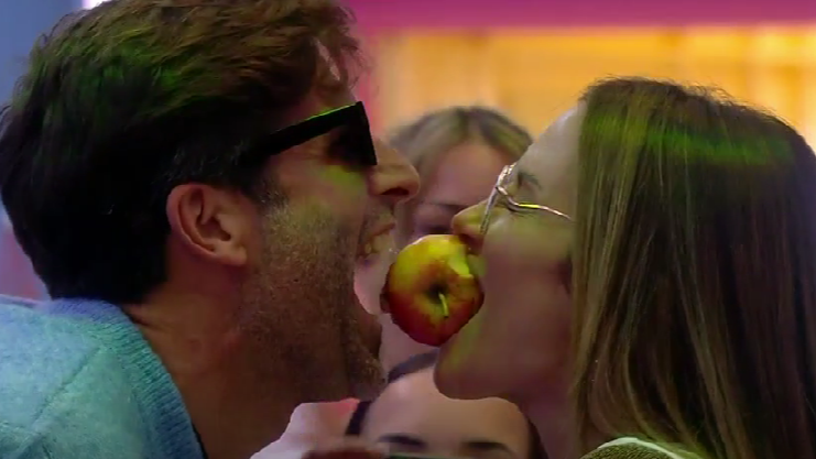 "Toma manzana, Elena"