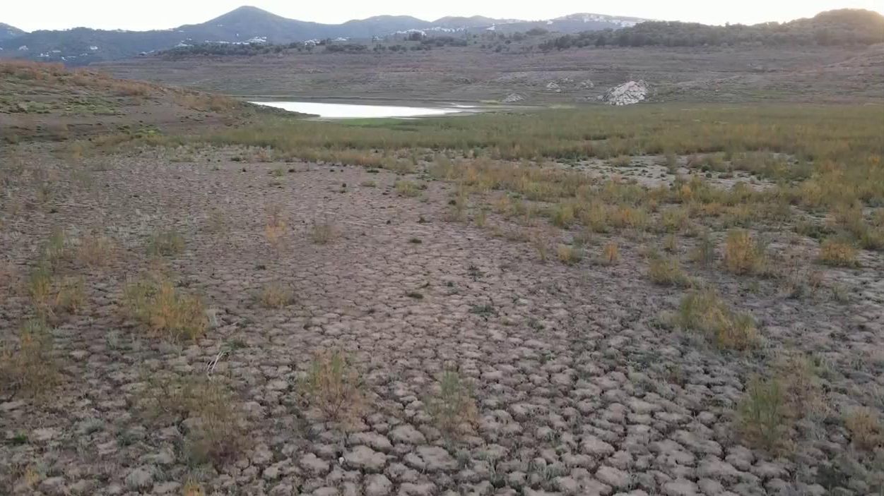 Un dron sobrevuela en embalse de Colomera: así está la Andalucía seca