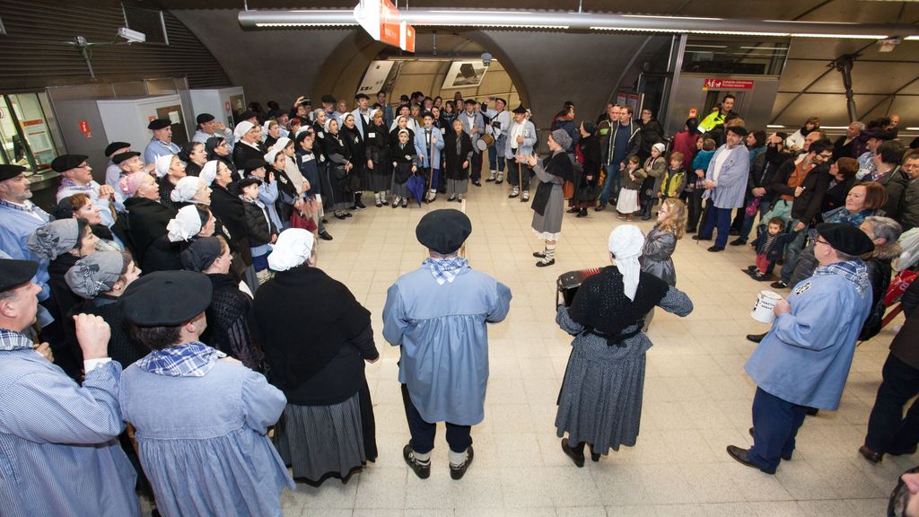 Coro de Santa águeda cantando en el Metro de Bilbao