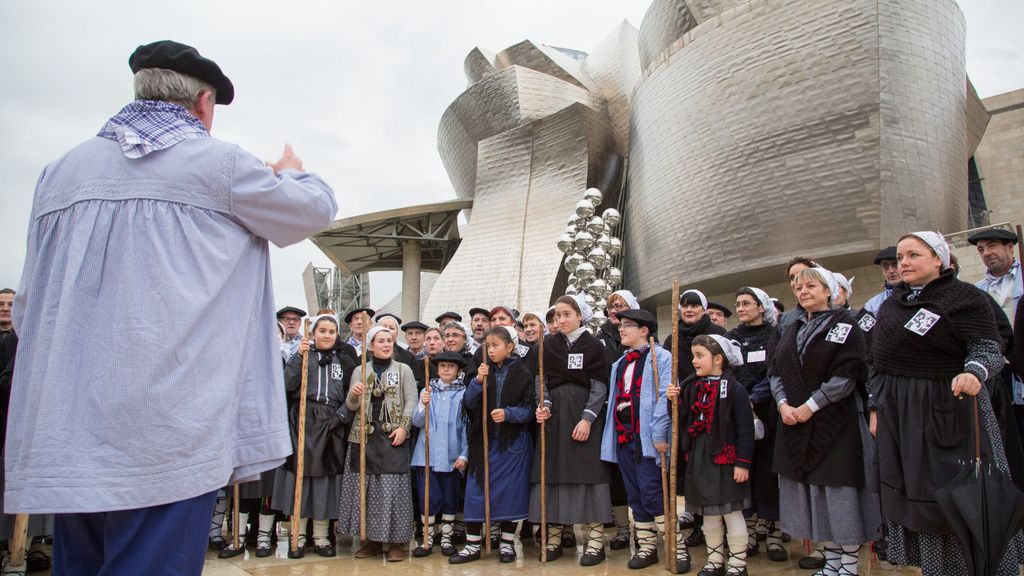 Coros de santa Águeda cantando  frente al Museo Guggenheim Bilbao