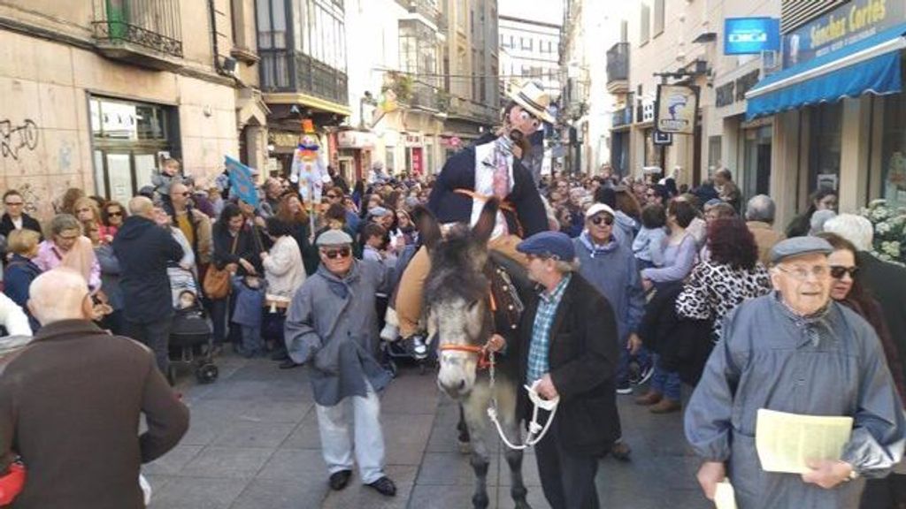Desfile del 'pelele' montado en el burro en la fiesta de Las Lavanderas de Cáceres