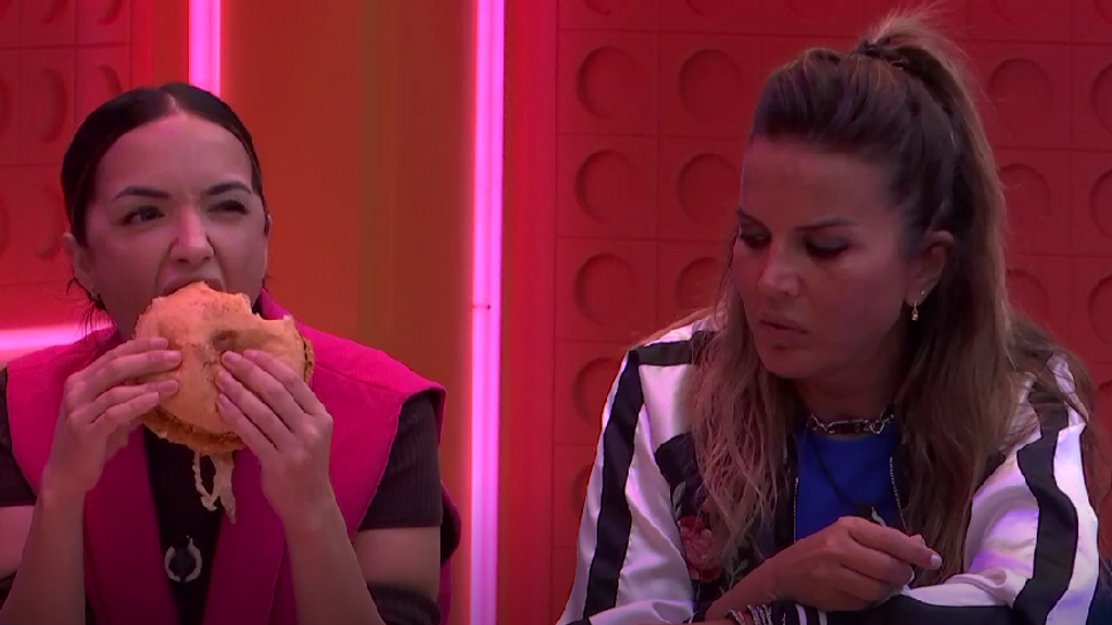 Lucía se come una hamburguesa más grande que su cabeza