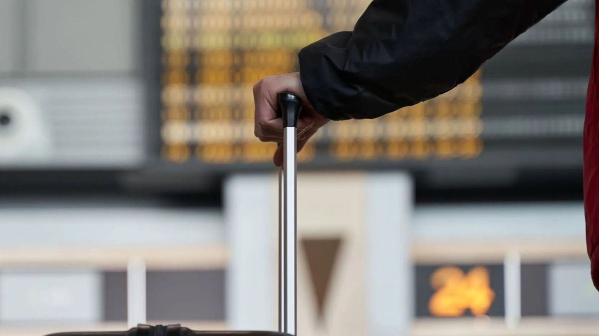 Un trabajador espera en un aeropuerto