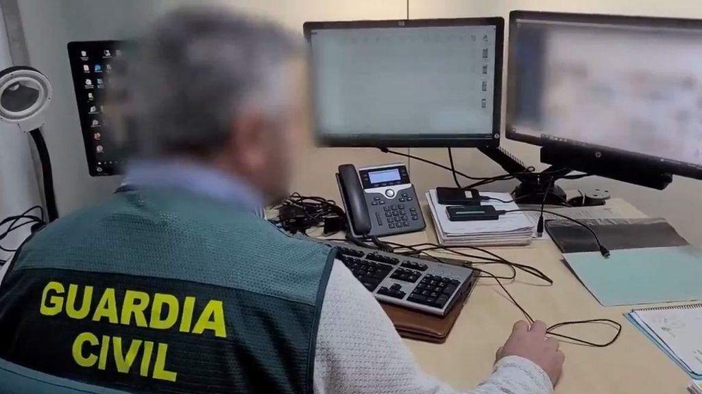 Agente de la Guardia Civil investigando con ordenadores