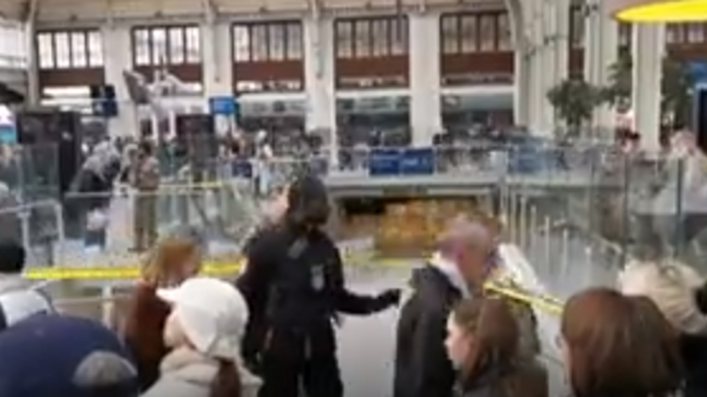 Ataque con cuchillo en París: un hombre armado hiere a tres personas en la Estación de Lyon