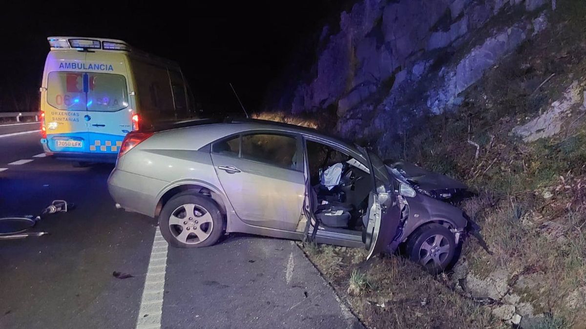 Coche accidentado en Pontón, Lugo