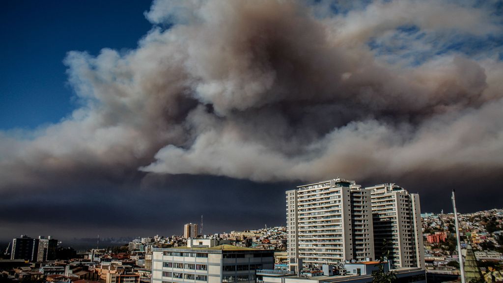 Los devastadores incendios de la región chilena de Valparaíso dejan 19 muertos, entre ellos una menor