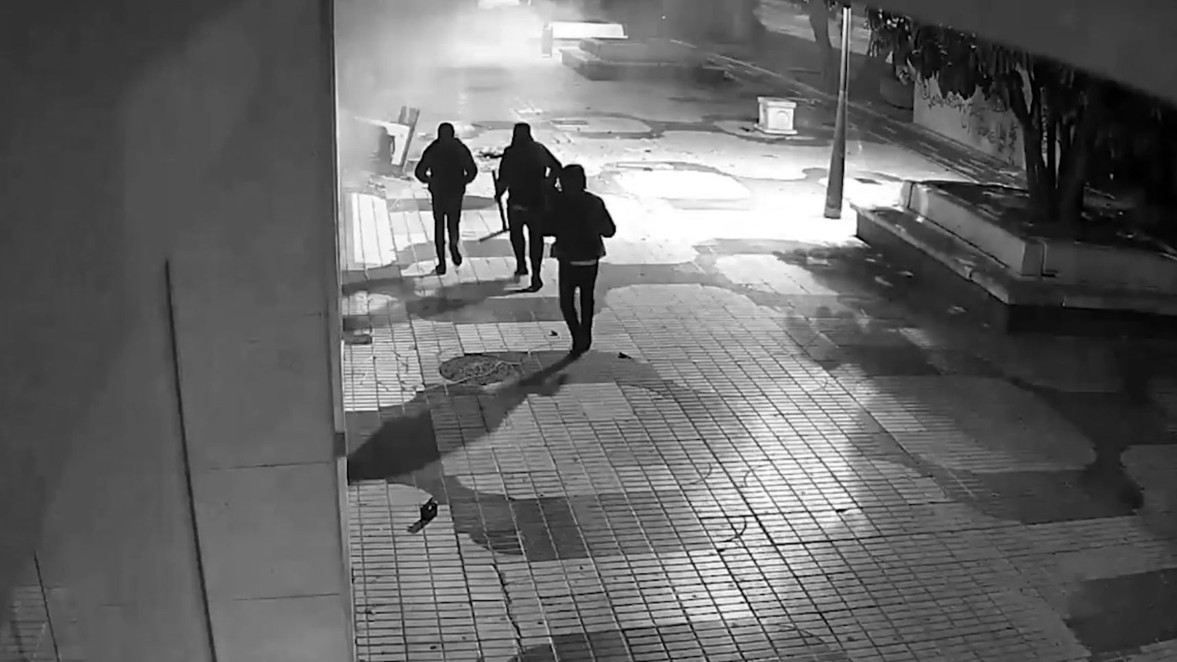 Ladrones durante un robo en un banco