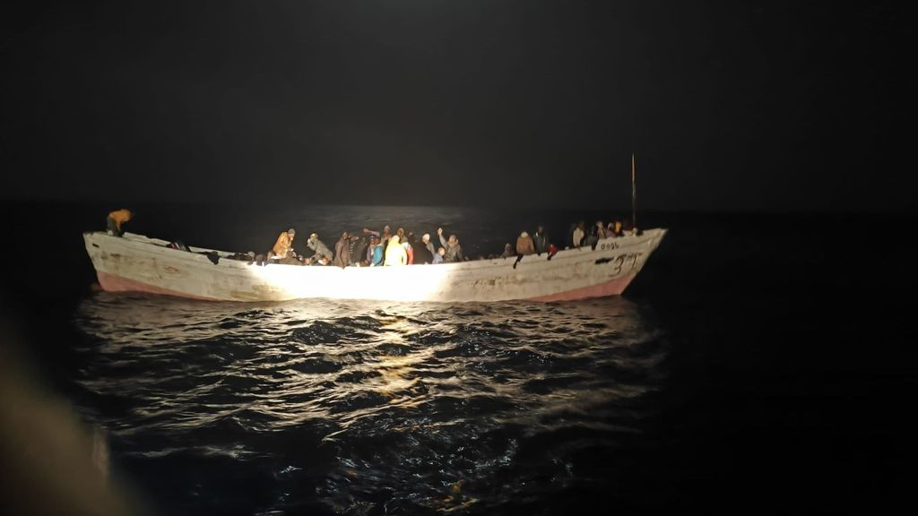 Llegan dos cayucos con 149 personas a la isla de El Hierro