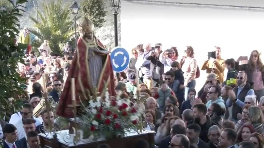 Los vecinos de Benaocaz vibran un año más con San Blas, el santo más bailongo de Cádiz, a ritmo de Fangoria y Enrique Iglesias