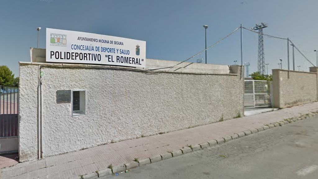 Muere un hombre tras caer por unas escaleras en un polideportivo de Molina de Segura, Murcia