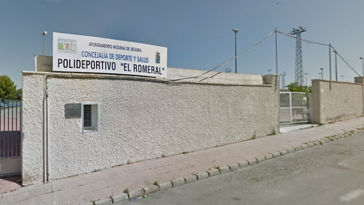 Muere un hombre tras caer por unas escaleras en un polideportivo de Molina de Segura, Murcia