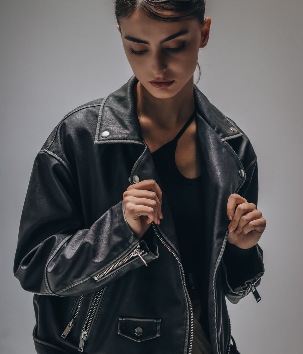 Seca la chaqueta con una toalla suave. FUENTE: Pexels