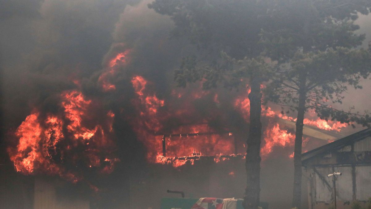 Ascienden a 64 los muertos por los incendios forestales de Valparaíso, Chile