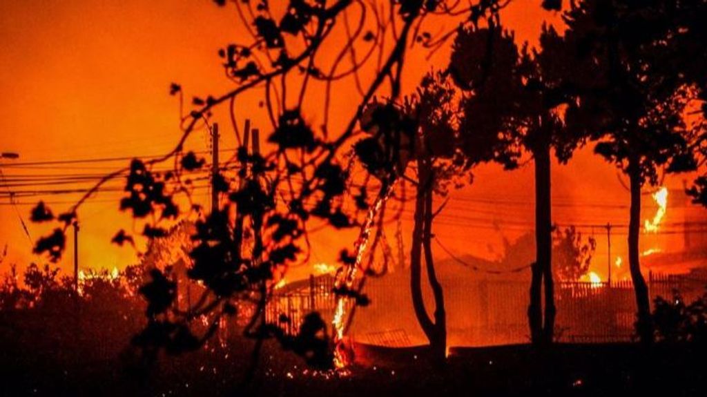 Ascienden a 64 los muertos por los incendios forestales en Valparaíso, Chile