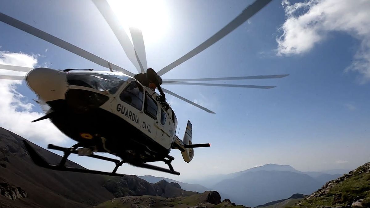 Helicóptero de la Guardia Civil, en el Pirineo oscense.