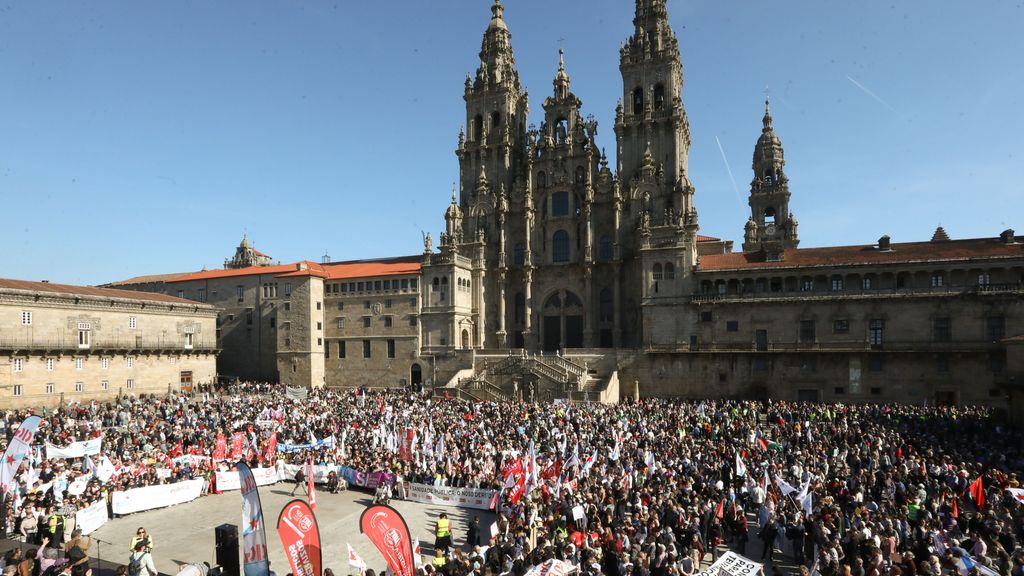 La manifestación a favor de la Sanidad Pública en Santiago en plena campaña gallega
