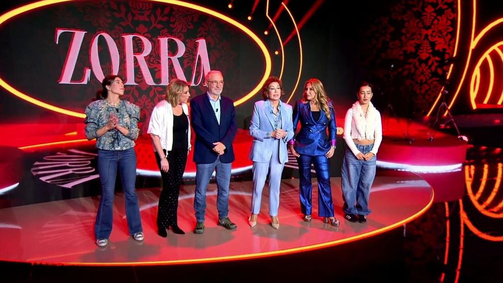 Ana Rosa Quintana y los colaboradores de 'TardeAR' se mojan: ¿Qué les parece la canción 'Zorra'?
